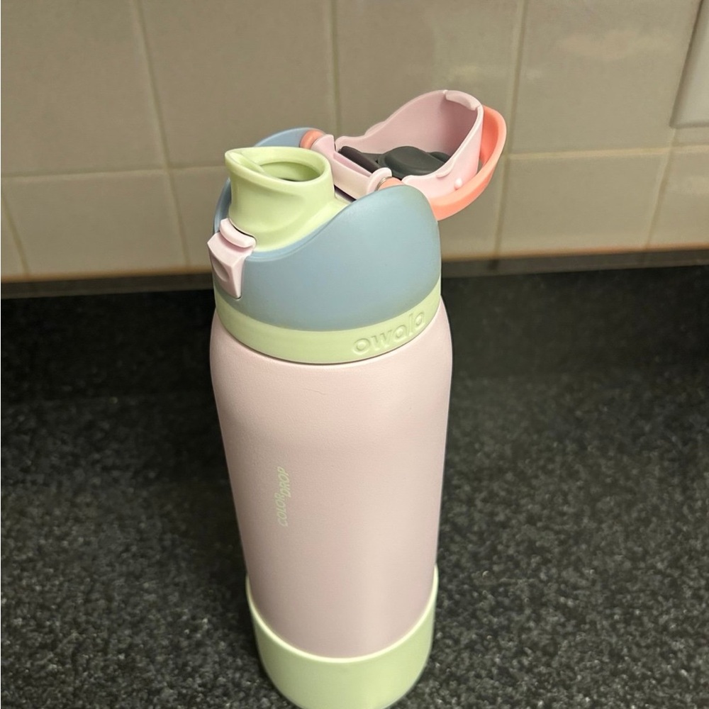 Owala Good Egg 40 oz water bottle